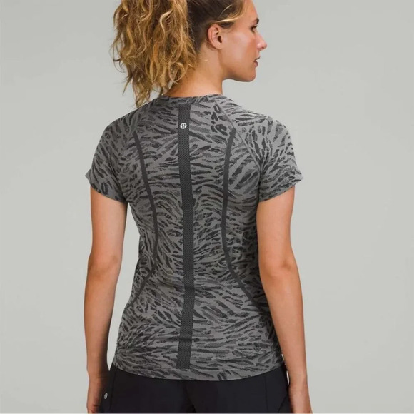 Lululemon Swiftly Tech 2.0 Women's T-Shirt Black Size 12 Cheetah Print - Picture 8 of 8